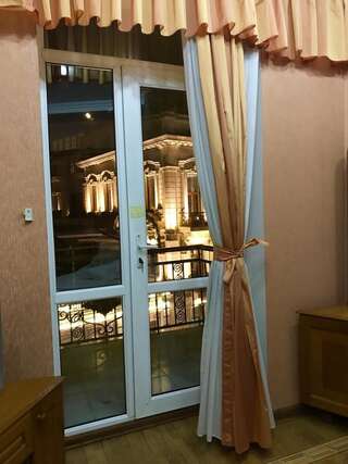 Апартаменты Fountain Square-Balconies in Old Town Баку Апартаменты с балконом-13
